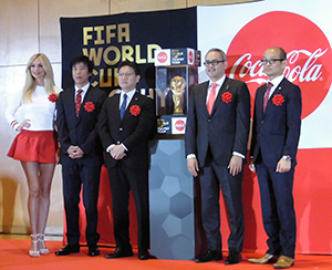 コカ コーラ Fifaワールドカップ トロフィーツアー 投票で静岡開催 W杯トロフィー公開 日本食糧新聞電子版