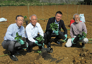 左から品田英明味の素AGF社長、大久保明伊仙町長、梶原和幸丸紅飲料原料部長、吉玉誠一徳之島コーヒー生産者会会長