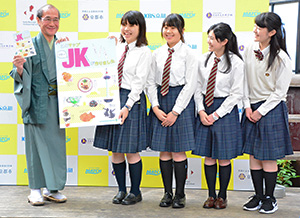 高校生制作の修学旅行マップ完成 大塚食品協賛、京都市長に贈呈