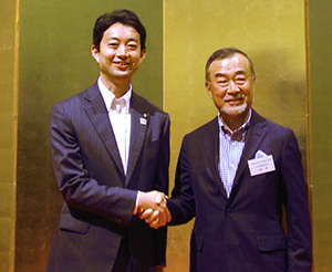 お披露目会で山根学千葉共同サイロ社長（右）と熊谷俊人千葉市長