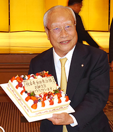 誕生日ケーキと和田泰治会長