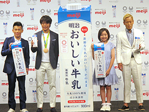 「明治おいしい牛乳」をPRする（左から）柳沢慎吾、羽根田卓也、谷花音、じゅんいちダビッドソン