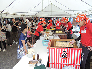 多くの来館者でにぎわう試食ブース