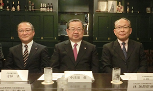 ローマイヤ日本橋で行われた記者会見。左から寺師孝一専務、中津健会長兼社長、永野章副社長