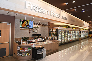 イトーヨーカドー赤池店の壁面の冷食売場には提案カウンター“FoodConcierge”とその隣にリーチインケースが並ぶ