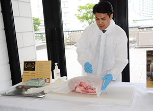 エイジングシートでの発酵熟成肉製造を実演する跡部美樹雄社長