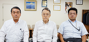 左から大沼一彦社長、内田淳会長、塚田荘一郎専務