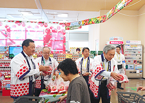 真船幸夫ヨークベニマル社長（左）と寺田直行カゴメ社長らがサンプリング