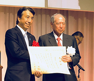 齋藤健農林水産大臣（左）から飯島延浩社長に感謝状が贈呈された