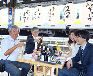 レトロな雰囲気の店舗。すぐ隣に電車が往来