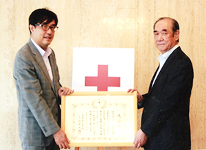 オエノンHDの西永裕司社長（右）に感謝状を渡す大塚義治日本赤十字社副社長