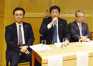 （左から）会見する井上誠社長、的埜明世社長、伊藤滋社長