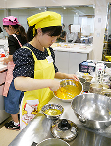 「しんたまご」でお菓子を作る学生