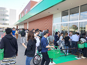 食料品を買い求め、店舗に殺到する生活者