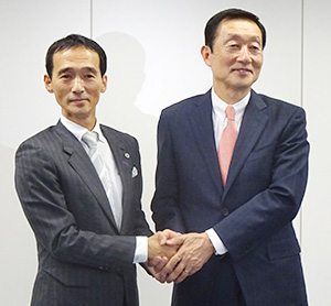 大原孝治ドンキホーテHD社長（左）と高柳浩二ユニー・ファミマHD社長