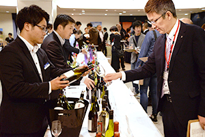 アサヒビールとエノテカ 合同ワイン試飲会実施 1アイテムを訴求 日本食糧新聞電子版