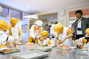 真剣に食品開発に挑む子どもたち