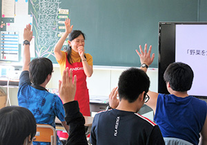 生徒からの積極的な回答に、顔がほころぶ板東弘子主任（左から2人目）