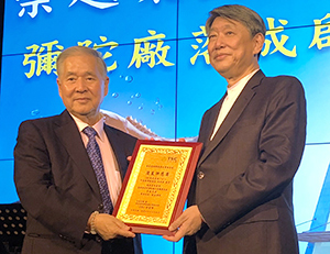 アビーの大和田哲男社長（左）と台湾・トプコグループの郭智輝会長
