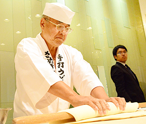 香川政明さぬき麺業社長によるうどん打ちパフォーマンス