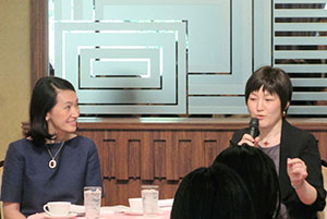 岡田美里氏（左）と高見澤菜穂子研究員によるトークショー