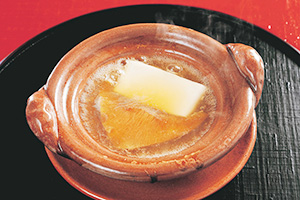 【フカヒレと胡麻豆腐の鍋】鶏ガラと金華ハムで出汁をとり日本酒と醤油で味付けをしたスープでフカヒレと胡麻豆腐を煮立てた。