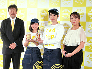 北島敬之ユニリーバ・ジャパン・ホールディングス代表取締役（左端）と元島陽子シニアブランドマネージャー（右端）