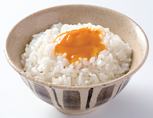 「卵かけご飯風」1食当たり260kcal（ご飯約120g・200kcal、本品10g・60kcal）、食塩相当量0.4g