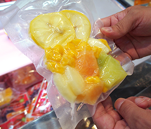 旬の果物を特殊真空パック加工後、急速冷凍。料理やケーキ、カクテルなど用途は多彩