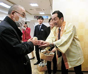 試飲缶を配布する倉地俊典本部長