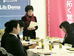 山東昭子食育調査会会長（中央）