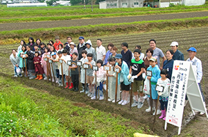 丹波黒大豆の産地、兵庫県篠山市で作付け・収穫を体験