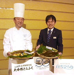 佐藤伸二JR西日本ホテルズ総料理長（左）と、水田整JR西日本創造本部ビジネスプロデュースグループ部長