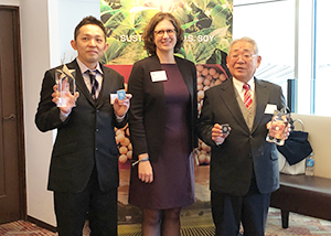 右から原田陽一郎原田製油社長、ロズ・リークUSSEC北アジア地域代表、伊丹一貴伊丹食品社長