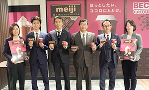 ジェイアール東日本フードビジネスの山際貞史社長（中央右）、明治の萩原秀和菓子マーケティング部長（中央左）