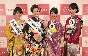 グランプリに選ばれた石田まりさん（左から2人目）と準グランプリの野村美律子さん（左端）、福満真帆さん（右から2人目）、審査員特別賞の木下璃香さん