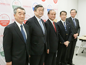 日本酒造組合中央会の篠原成行会長（中央）と副会長