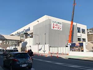 2月開店予定のツルヤ上諏訪店。前百貨店の閉店から8年の空白に地元からの期待は大きい