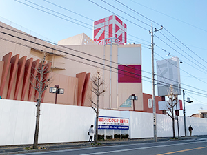 昨年8月に閉店したオギノ湯村SC。跡地は所有者が新たなSCへの建て替えを計画している