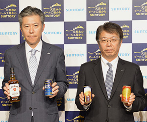 鳥井信宏サントリーBWS社長（左）と山田賢治サントリービール社長