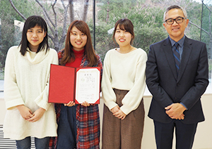 奨励賞を受賞した左から食料産業学部の湯田瑞希さん、澤村凛々子さん、渡辺舞さんと、副学長で学部長・学科長の中井裕教授