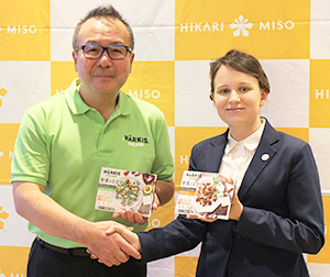 「HARKIS野菜のそぼろ」を紹介する林善博ひかり味噌社長（左）とインカリーサ・ハカラフィンランド大使館副商務官