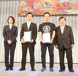 授賞式で吉村作治委員長（右端）と江戸越屋のTシャツを着る大根実次長（右から2人目）