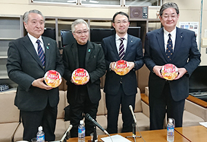 左から野田武則市長、西条優度店主、松川賢一氏、真田育則支店長