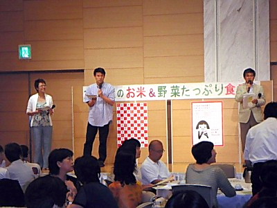 （右から）上野清之部長、山岡裕明NHKアナウンサー、熊谷真菜日本コナモン協会会長