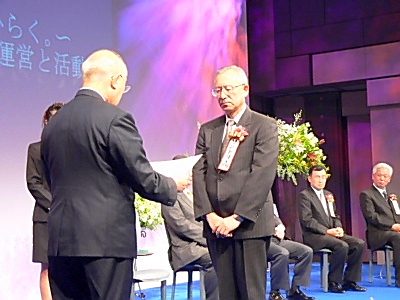 メセナ大賞を受ける寺澤一彦・サントリー専務（右）、プレゼンターは福原義春・企業メセナ協議会会長