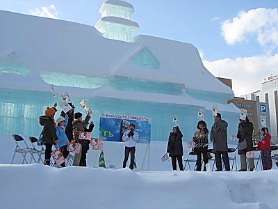 よつ葉乳業 さっぽろ雪まつり に協賛 旗揚げゲーム で盛り上がる 日本食糧新聞電子版