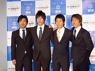 （左から）斉藤浩哉スキー部監督、伊藤謙司郞選手、伊東大貴選手、原田雅彦コーチ